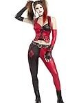 Analyse und Vergleich: Das schwarze und rote Harley Quinn Outfit von DC im Fokus