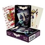 Analyse und Vergleich: Dark Knight Joker spielt Karten in DC-Produkten